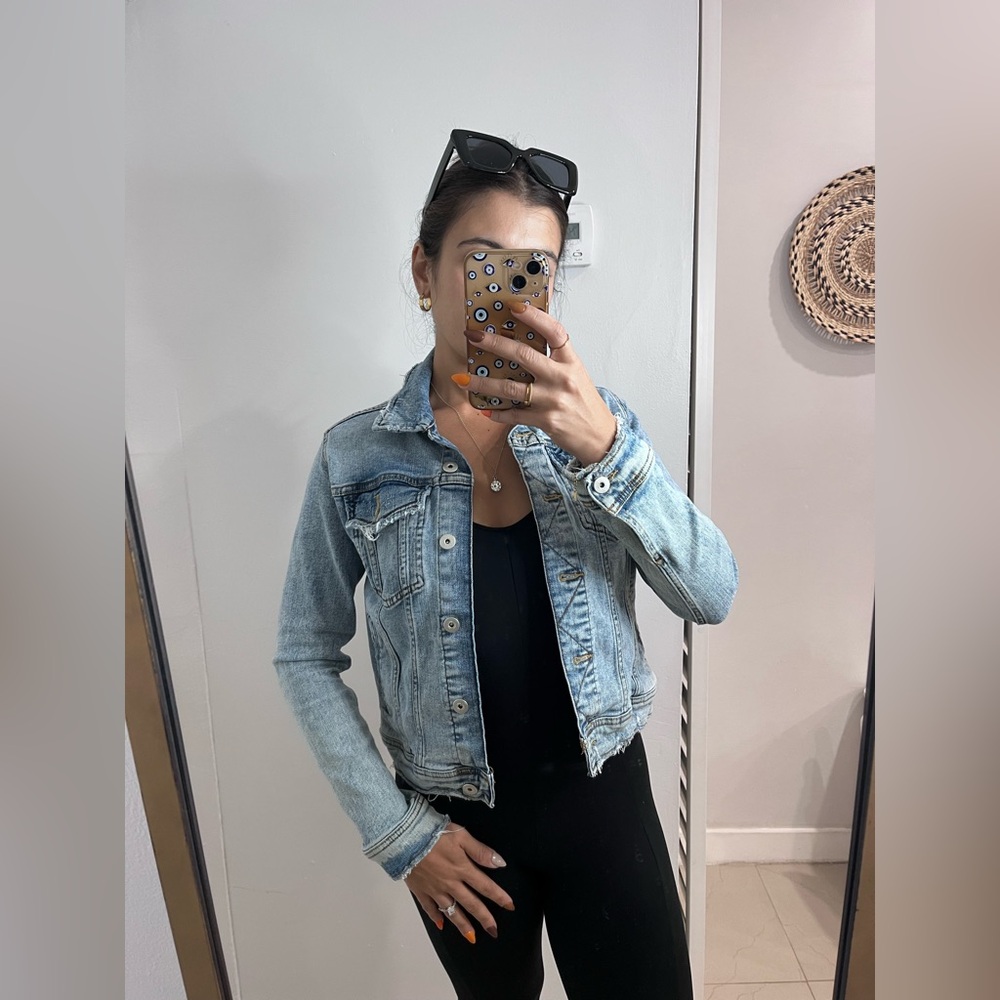 Zara • Women’s Light Blue Distressed Denim Jacket Small EUC